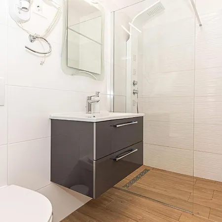 3 Bedroom Lovely In Apartment *