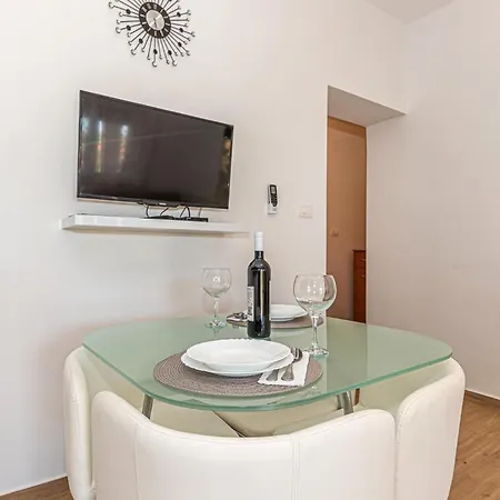 3 Bedroom Lovely In Apartment *