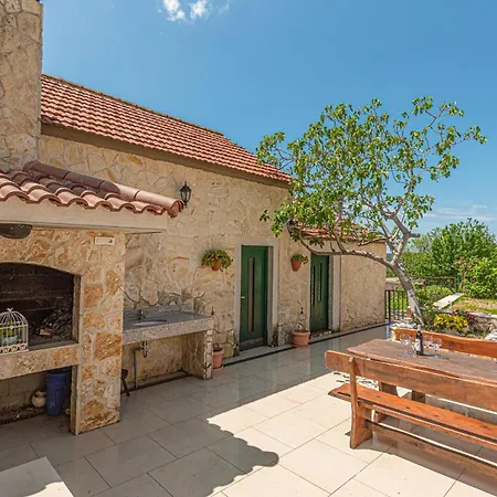 3 Bedroom Lovely In Apartment *