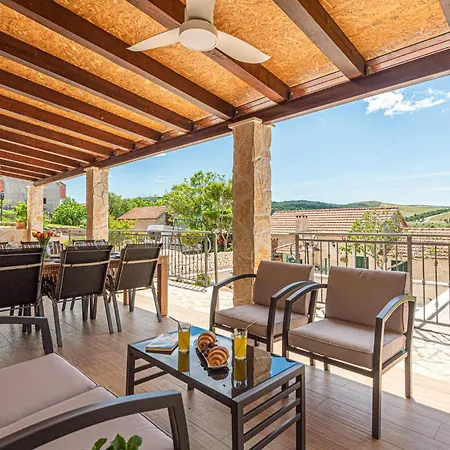 3 Bedroom Lovely In Apartment