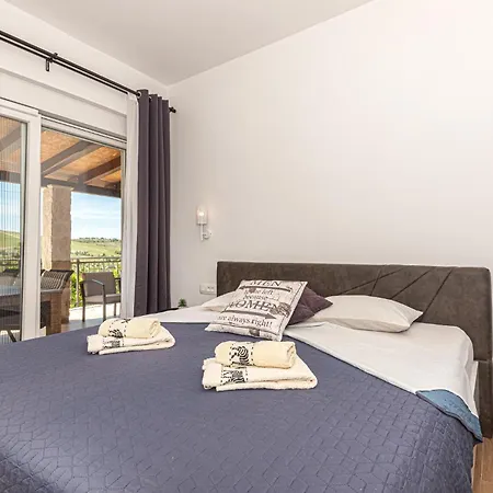 3 Bedroom Lovely In Apartment *