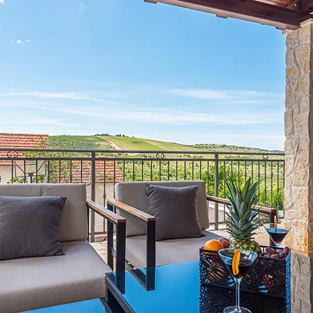 3 Bedroom Lovely In Apartment *