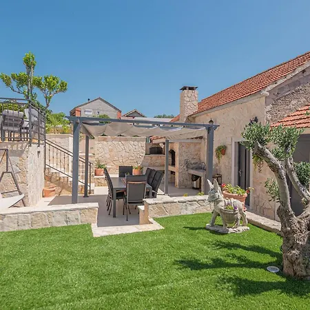 3 Bedroom Lovely In Apartment *