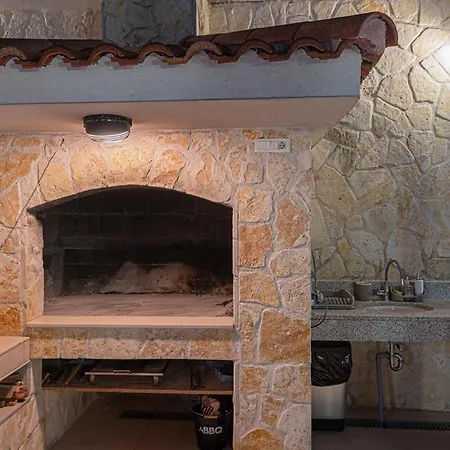 3 Bedroom Lovely In Daire Vrpolje