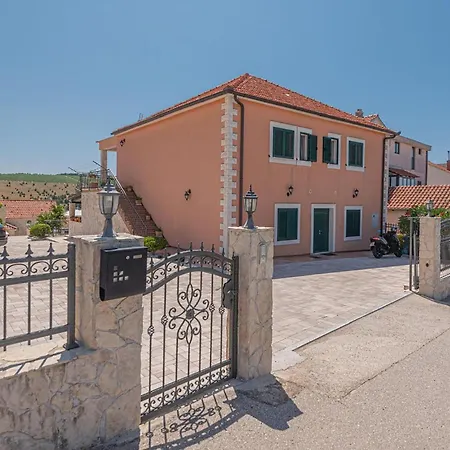 3 Bedroom Lovely In * Vrpolje