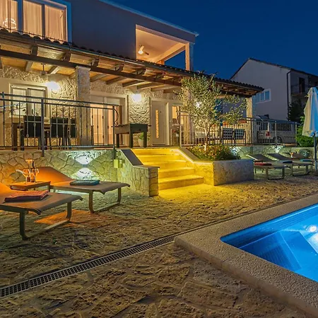 3 Bedroom Lovely In Apartment *