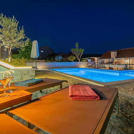 3 Bedroom Lovely In Daire Vrpolje