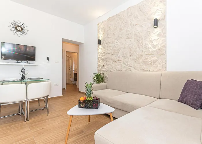 3 Bedroom Lovely In Apartamento