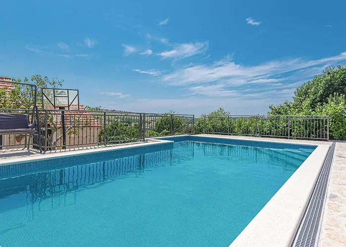 3 Bedroom Lovely In Apartment *