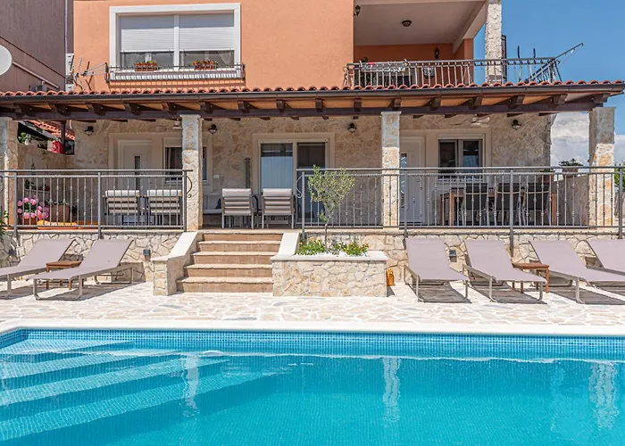 Apartment 3 Bedroom Lovely In *