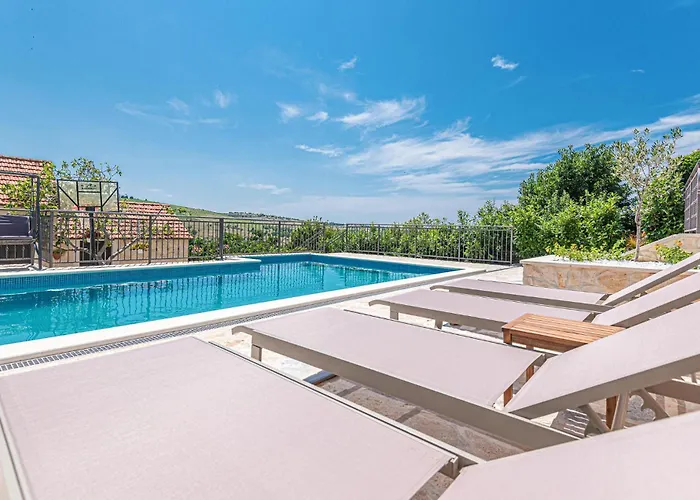 3 Bedroom Lovely In Apartment *