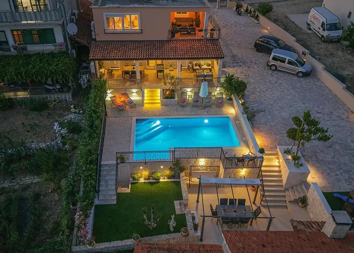 3 Bedroom Lovely In Apartamento