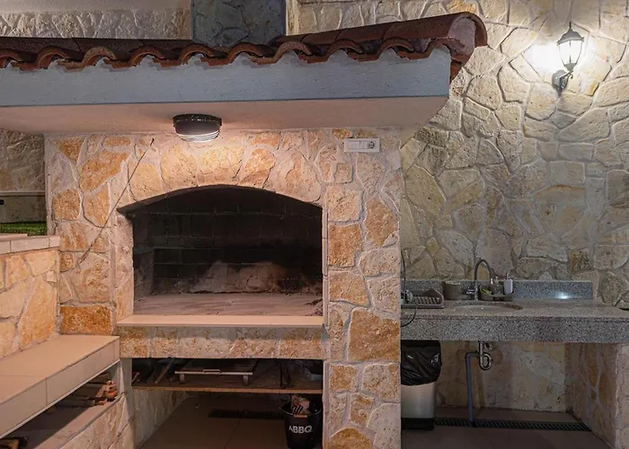 3 Bedroom Lovely In Apartamento Vrpolje